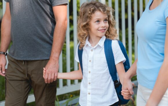 Parents walking to school Друго полугодиште почиње 18. јануара 2021. године