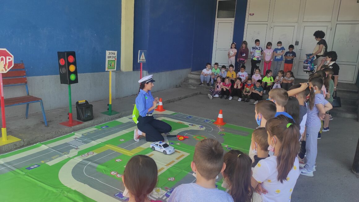 IMG_20210609_093015 (1) Прваци присуствовали забавној едукацији о саобраћају – представа ,,Полицајка Цицика“