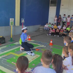 Прваци присуствовали забавној едукацији о саобраћају – представа ,,Полицајка Цицика“