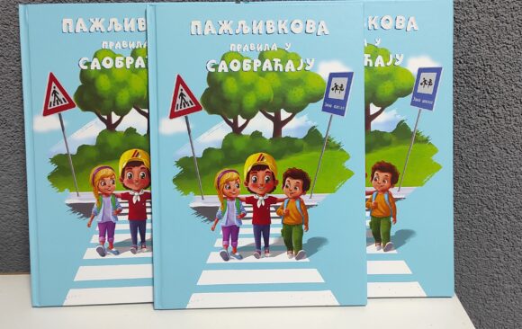 Књига “Пажљивкова правила у саобраћају” промовисана нашим ђацима првацима