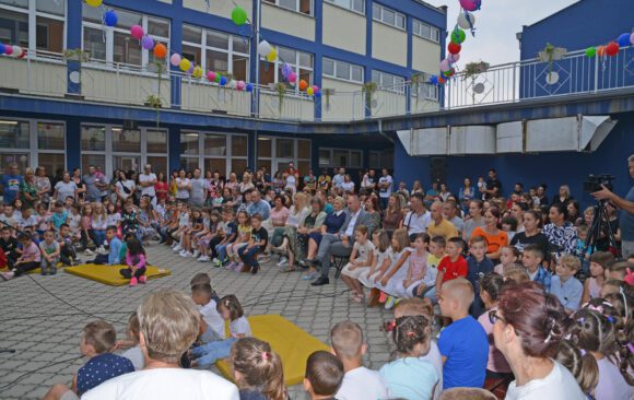 Основна школа у Баточини богатија за нову генерацију ђака првака