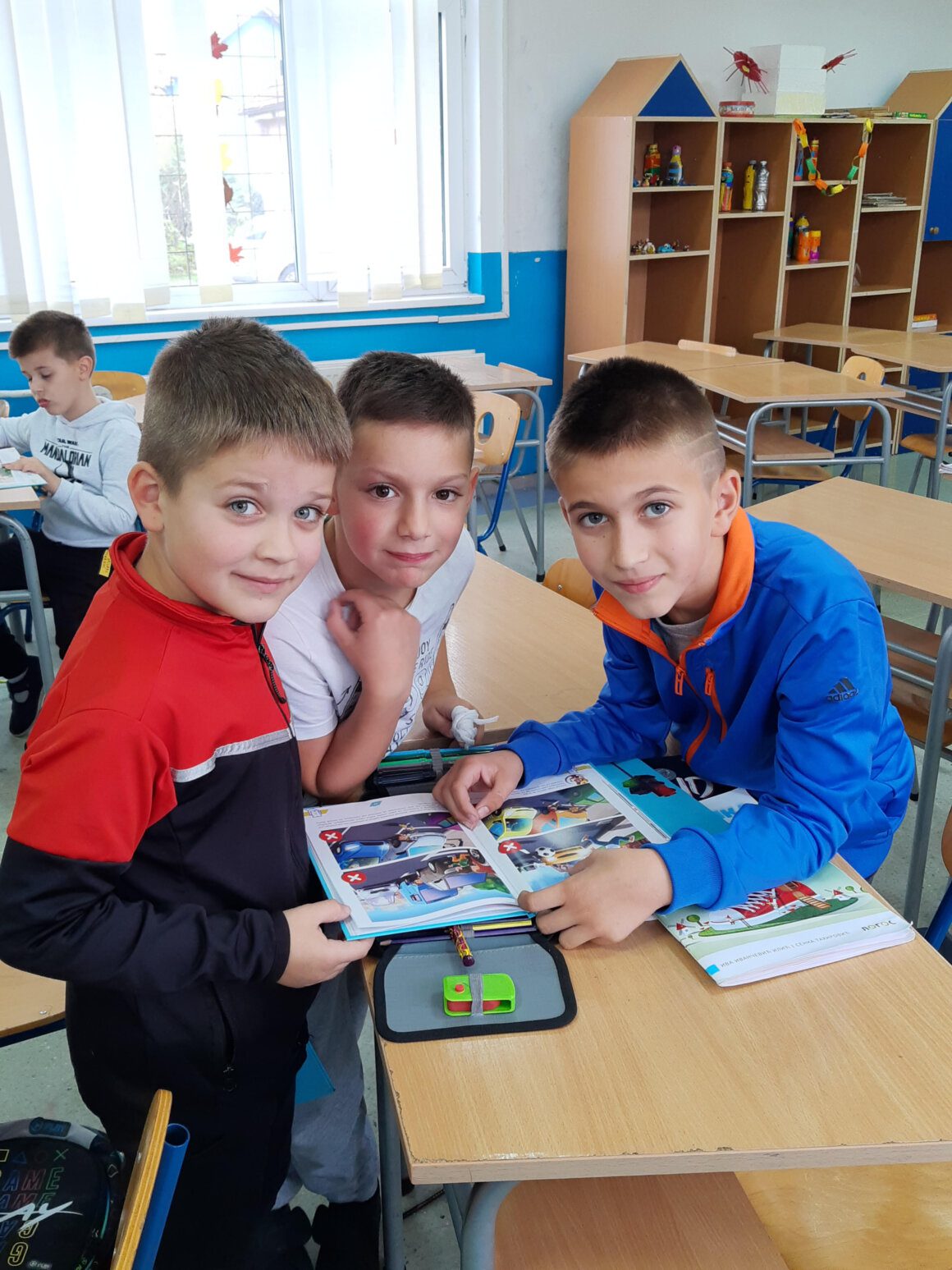 unnamed (1) Илустративна књига ,,Пажљивко” додељена првацима