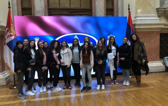 Девојчице наше школе у посети Народној скупштини Републике Србије – Обележавање Међународног дана девојчица у ИКТ-у