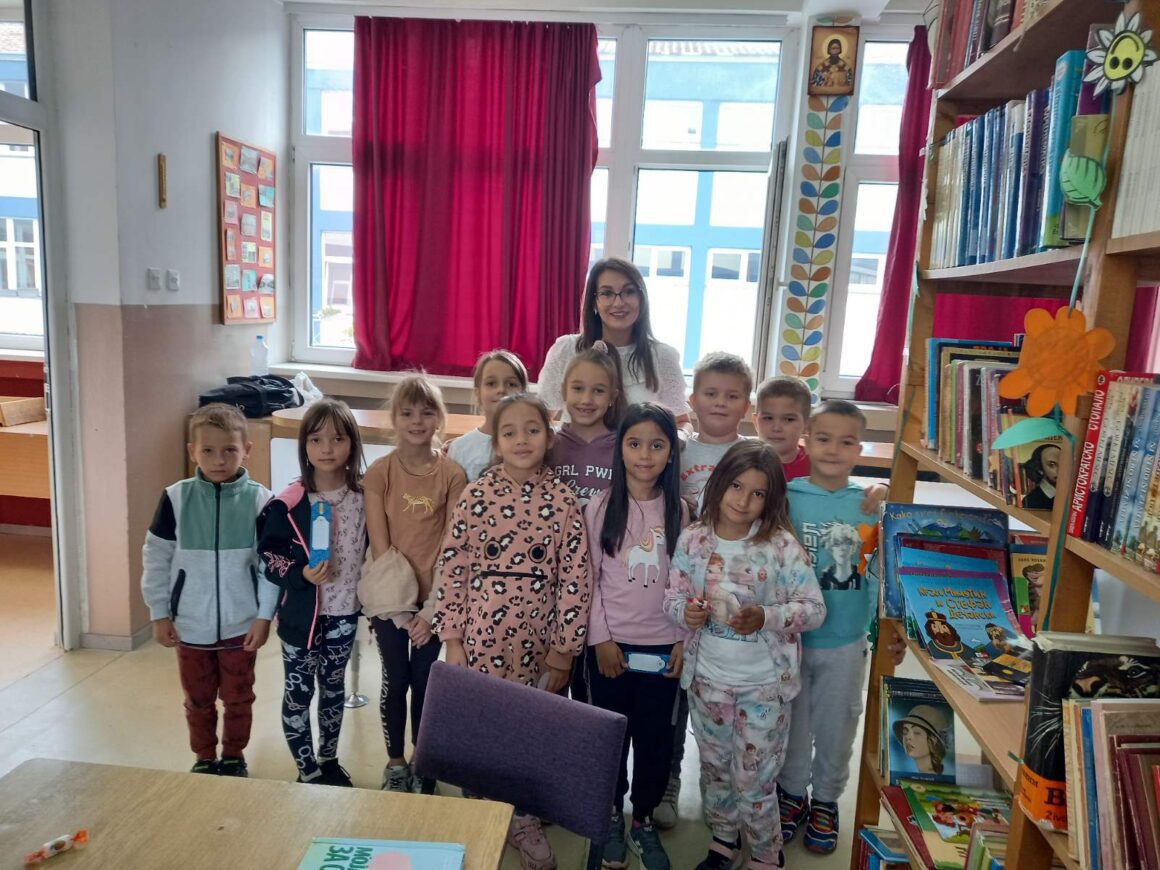 viber_image_2023-10-06_10-18-19-850 Посета првака школској библиотеци