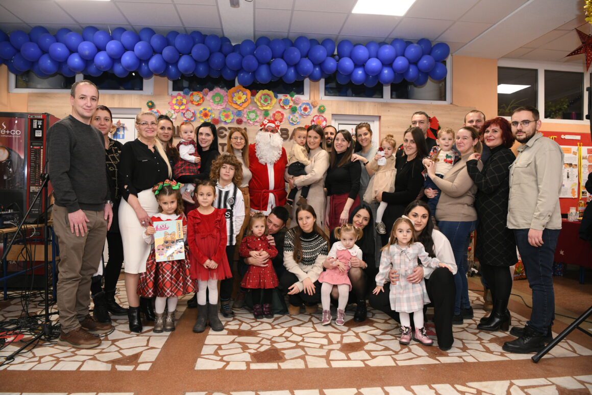 Додела пакетића малишанима запослених радника наше школе
