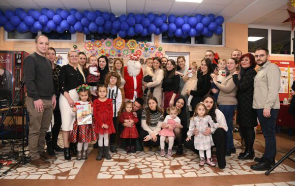 Додела пакетића малишанима запослених радника наше школе