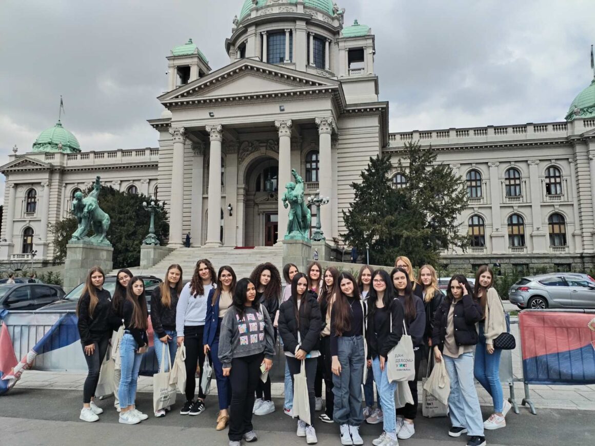 Обележавање међународног дана девојчица у ИКТ-у Посета Народној скупштини и компанији ,,Микроелектроника”
