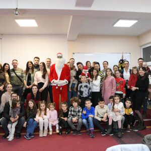 Деца наших радника добила новогодишње пакетиће од Деда Мраза