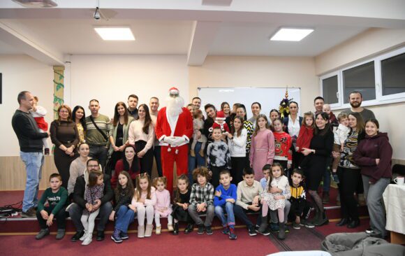 Деца наших радника добила новогодишње пакетиће од Деда Мраза