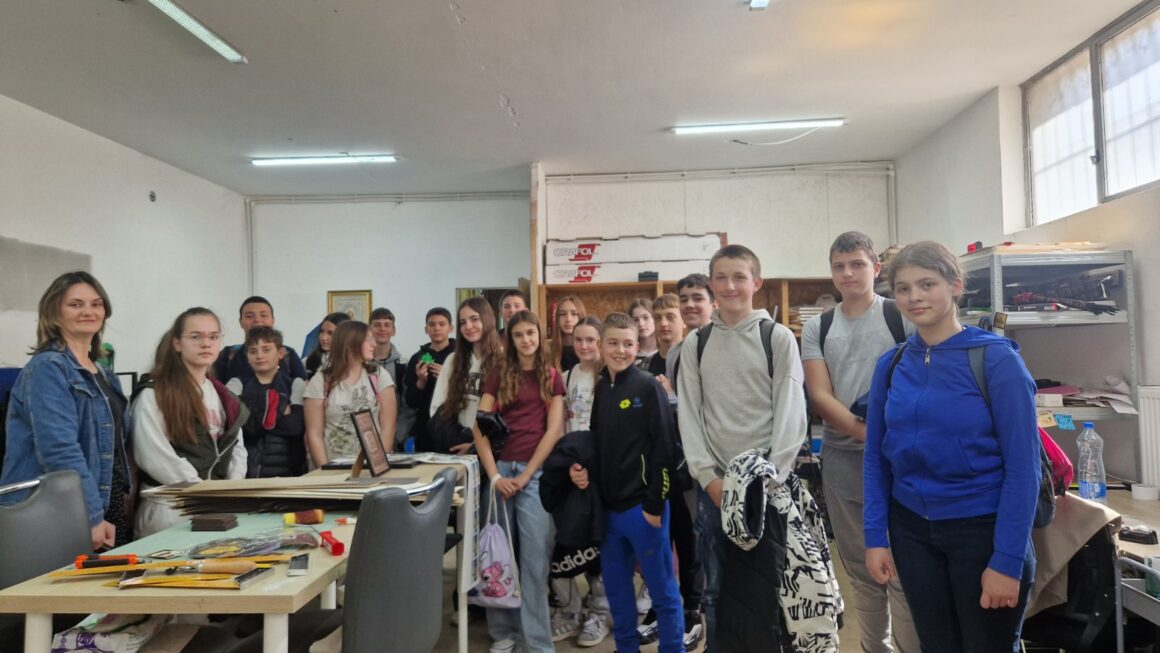 IMG-44a2abefb24d0fec5b5c4a7156d7ae1b-V Од идеје до производа – едукативна посета радионици „ Извор“