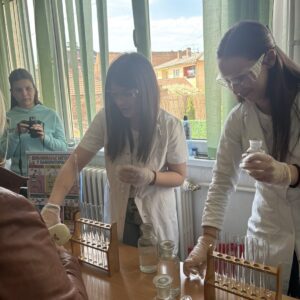 Наука је забавна: Наши осмаци кроз огледе и вршњачку едукацију откривали тајне метала