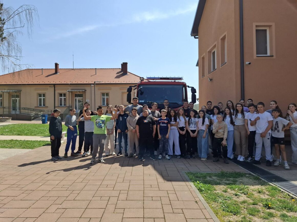 viber_slika_2026-04-16_16-36-38-361 Vatrogasci u poseti izdvojenom odeljenju u Badnjevcu