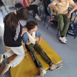 Вршњачка едукација на часу Животних вештина: Наталија Костић и Вукан Станковић демонстрирали прву помоћ