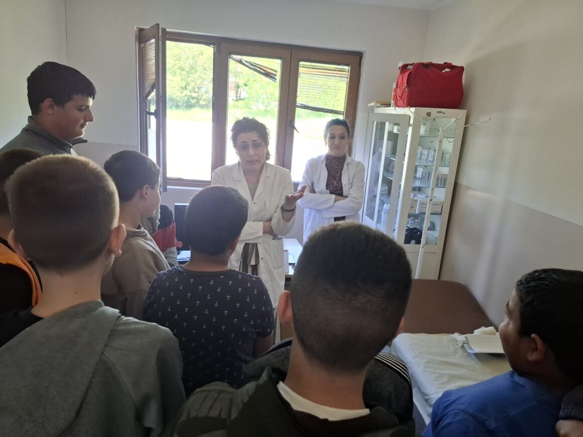 Животне вештине у пракси: Шестаци у Дому здравља у Бадњевцу учили како да реагују у хитним ситуацијама