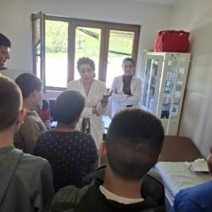 Животне вештине у пракси: Шестаци у Дому здравља у Бадњевцу учили како да реагују у хитним ситуацијама